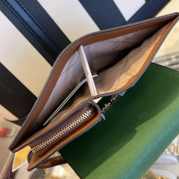 MICHAEL KORS
Jet Set Travel Md Bifold Zip Signature Logo Wallet 
Brown Sign
NWT - Picture 7 of 12